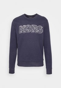 Granatowa bluza z długimi rękawami, okrągłym dekoltem i białym, pogrubionym logo "KORS" z wielokolorową obwódką na przodzie.