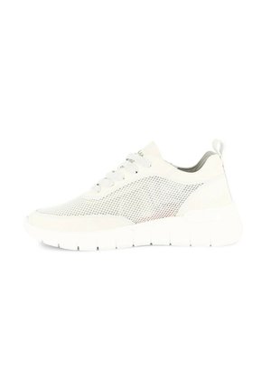 Sneaker bianca bassa con pannelli laterali in mesh, lacci, suola spessa segmentata e linguetta sul tallone, vista di profilo.