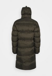 Lang sort pufferjakke med vandret quilt og hætte, vist fra ryggen på en ensfarvet hvid baggrund.