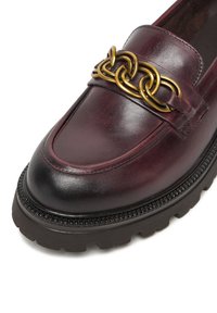 Bordo spalvos odiniai bateliai be užsegimo, pasižymintys išskirtiniu aukso spalvos grandinės akcentu, apvalia nosimi ir stora juodos gumos padu su tekstūruotais detalėmis.