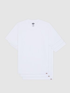 Trois tee-shirts blancs unis à manches courtes empilés, chacun avec une petite étiquette logo près de l'ourlet inférieur sur un fond gris clair.