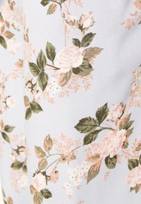 Tecido floral com fundo azul claro, adornado com rosas cor-de-rosa e verdes, complementado por pequenos detalhes brancos e pêssego, e folhas detalhadas.