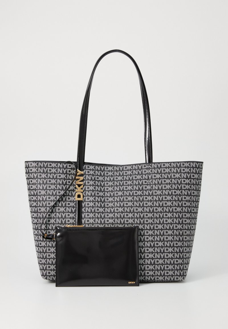 Borsa tote DKNY grigia con pattern del logo ripetuto, caratterizzata da dettagli in vernice nera e una pochette nera con zip staccabile.