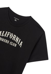 Czarny bawełniany t-shirt z okrągłym dekoltem i krótkimi rękawami. Z przodu widnieje biały napis "CALIFORNIA BIKERS CLUB" w stylu vintage.