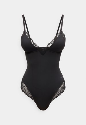 Costum de baie negru întreg, cu bretele subțiri, margini din dantelă pe cupe și deschiderile pentru picioare, și un mic charm argintiu în centrul pieptului.