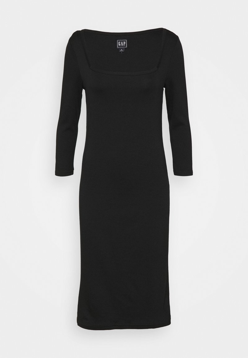 Robe noire longueur genou avec manches trois-quarts et encolure carrée, étiquette GAP à l'intérieur du col, présentée sur fond blanc uni.
