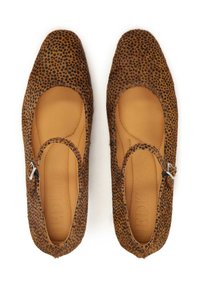 Ballerines marron à pois avec un bout carré, texture semblable à du cuir, découpes latérales et un petit accent de boucle en argent.