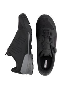 Schwarze Sportschuhe mit einem atmungsaktiven Mesh-Obermaterial, strukturierten Akzenten, einem sicheren Verschlusssystem und einer strapazierfähigen Gummisohle für optimalen Halt.