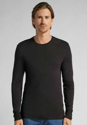 Camiseta negra de manga larga hecha de tela suave con cuello redondo. Diseño elegante con una silueta ajustada y sin patrones o acentos visibles.