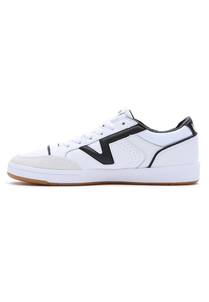 Weiße Sneaker aus Leder und Wildleder mit schwarzen Akzenten, ausgestattet mit durchbrochenen Details und einer Gummisohle. Schnürdesign, im Low-Top-Stil.
