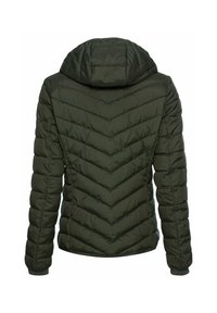Polstret grøn jakke med chevronmønster, hætte og elastiske manchetter. Stoffet er glat, med en quiltet tekstur der giver varme.