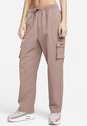 Pantalones cargo rosas con una cinturilla elástica y cordón, que cuentan con dos bolsillos laterales, una textura suave y un pequeño logo de Nike en uno de los bolsillos.