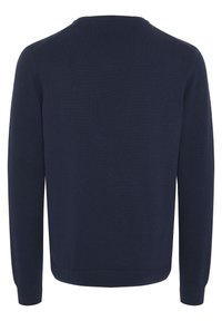 Marineblauer Pullover mit langen Ärmeln, Rundhalsausschnitt und gerippten Bündchen und Saum. Hergestellt aus einem glatten Strickstoff. Keine Muster oder Akzente sichtbar.