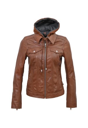 Brązowa skórzana kurtka o dopasowanym kroju, z zapięciem na zamek, dwoma przednimi kieszeniami i odpinanym kapturem. Teksturowana podszewka wewnętrzna.