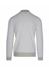 Cardigan bianco lavorato a maglia, con colletto classico, maniche lunghe, polsini e orlo a costina. Texture liscia con sottili accenti grigi.