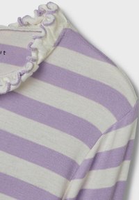 Paarse en witte gestreepte pullover trui met een gerimpelde kraag en zachte textuur. Kenmerkt een lichte gebreide stof en een ronde halslijn.