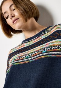 Granatowy sweter wełniany z kolorowym wzorem na yoku, który zawiera geometryczne motywy, fakturowany materiał oraz klasyczny okrągły dekolt.