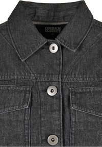 Svart denimjacka med silverfärgade tryckknappar, spetsig krage, bröstfickor och synliga sömmar. Varumärkesetikett "URBAN CLASSICS" inuti.