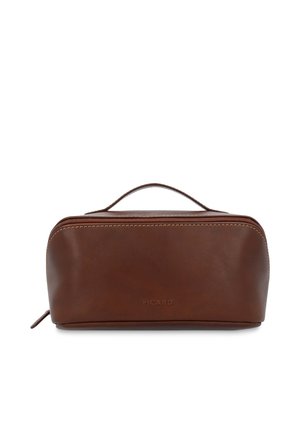 Braune rechteckige Kulturtasche aus Leder mit Tragegriff oben, Reißverschluss und dezent geprägtem Markennamen "PICARD" auf der Vorderseite.