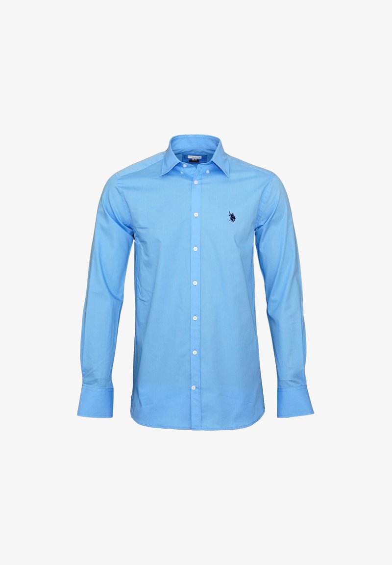 Jasnoniebieska koszula na długi rękaw z guzikiem i szpiczastym kołnierzykiem, z małym haftowanym logo na lewej piersi oraz gładką fakturą materiału.