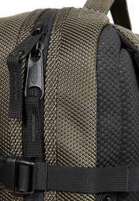 Eastpak TECUM M - Mochila - cnnct khaki