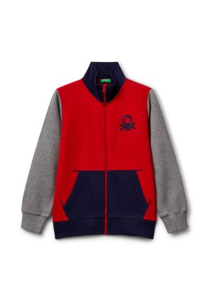 Kinder-Jacke mit Reißverschluss, roter Vorderseite, grauen Ärmeln, marineblauem Kragen und Taschen sowie einem kleinen marineblauen Logo auf der Brust.