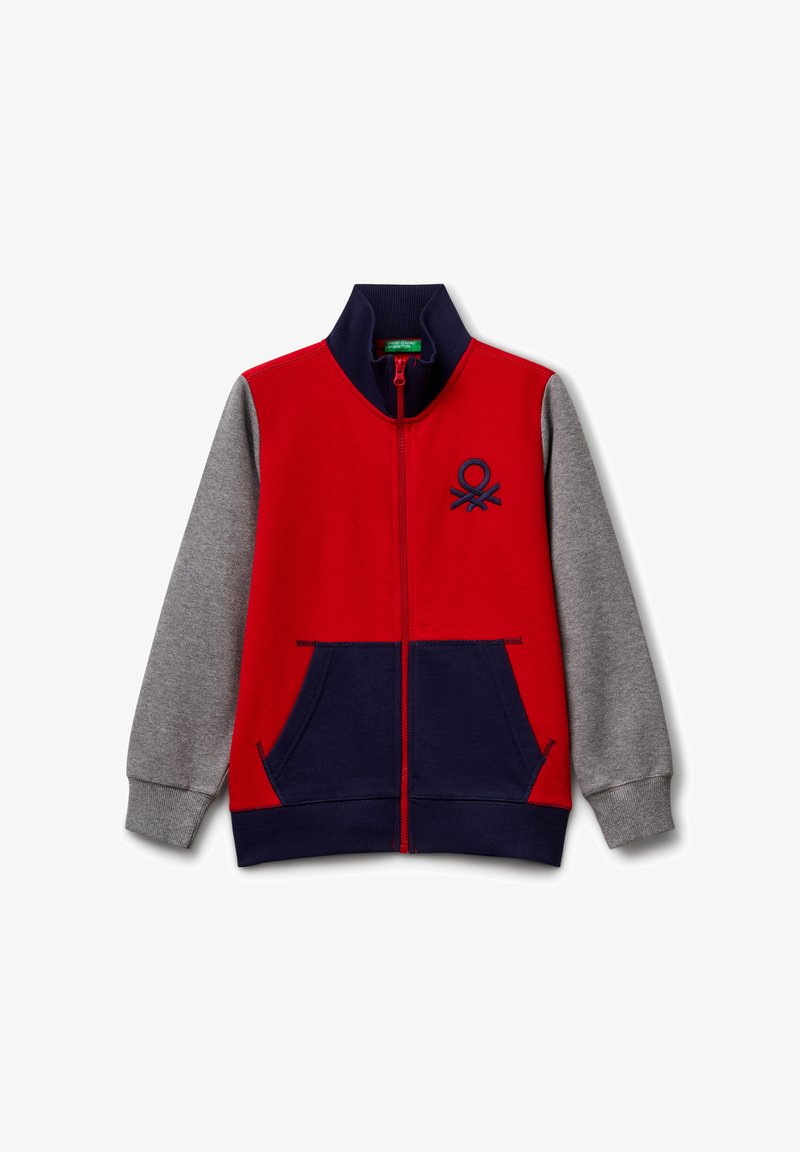 Chaqueta con cremallera para niños, con el frente rojo, mangas grises, cuello y bolsillos azul marino, y un pequeño logotipo en azul marino en el pecho.