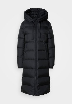 Cappotto lungo in piumino nero trapuntato con cappuccio, zip frontale, due tasche con zip e cordini sul cappuccio, progettato per il freddo.