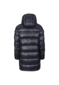 Tmavě modrý péřový kabát s kapucí, s vodorovnými prošívanými sekcemi a lesklým povrchem. Délka dosahuje do poloviny stehna.