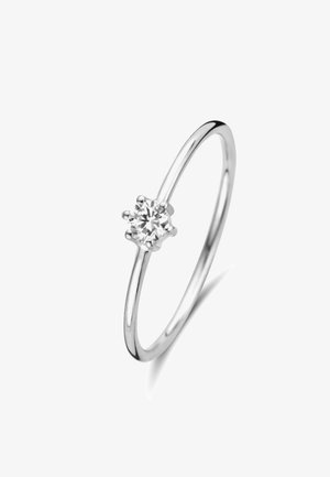 Zilveren ring met een ronde diamanten, gezet in een zes-poot zetting, met een gladde, dunne band en gepolijst afwerking.