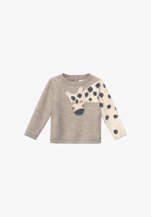 Hellbrauner Kinderpullover mit langen Ärmeln und einem lächelnden Giraffendesign, das sich von der Brust bis zu einem Ärmel mit dunklen Flecken erstreckt.