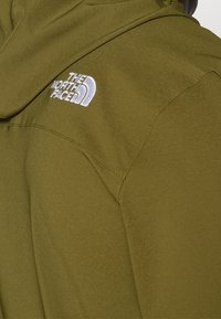 Hoodie w kolorze oliwkowym, wykonany z miękkiego, lekkiego materiału. Posiada białe logo na lewym ramieniu oraz starannie wykonane detale szwów.