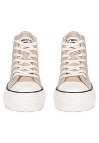 Zapatillas altas de color beige con cordones blancos, suelas de goma y un acento negro alrededor de la punta. Incluyen una etiqueta con el logo en la lengüeta y lados texturizados.