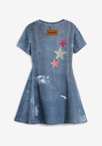 Denim mekko, jossa on levenevä muoto, sininen väri, lyhyet hihat, takana logo-patch ja koristeelliset tähdet vaaleanpunaisena, punaisena ja hopeana. Raikkaat yksityiskohdat ovat läsnä.