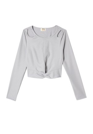 Haut cropped à manches longues gris clair avec un col rond, un design à l'avant torsadé et des détails d'épaule découpés. Tissu doux et texturé.
