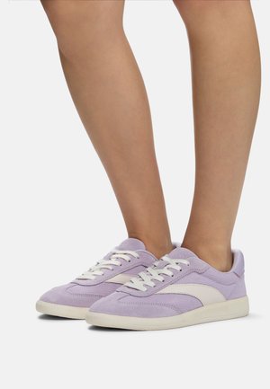 Trainers - light purple