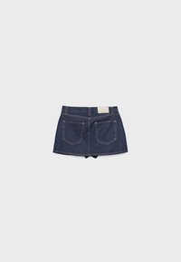 Jeansshorts in dunkelblauer Farbe, mit fünf Taschen, einem Bund und einem Etikett auf der Rückseite. Der Saum ist leicht rundlich.