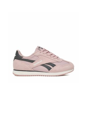 Jasnoróżowy i czarny but sportowy Reebok z białą podeszwą, sznurowanym wzorem i logo z boku oraz na języku, pokazany z boku.