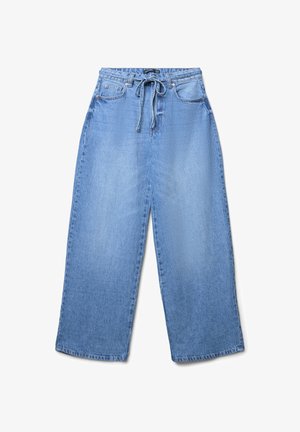 Hellblaue Denim-Hose mit weitem Bein, hoher Taille, Kordelzug vorne und fünf Taschen. Die Textur ist weich mit leichtem Verblassen.