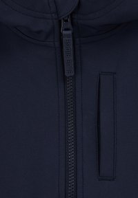 Mornarica softshell jakna z zadrgo spredaj, izpostavljeno zadrgo s črnim logotipom "Blue Ridge" in stranskim žepom s ploščatim odprtjem.