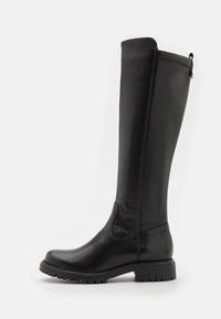 Bottes en cuir noir hautes avec une texture lisse, bout arrondi, semelle en caoutchouc robuste, et un détail de couture sur le côté. Accent de fermeture éclair en haut.