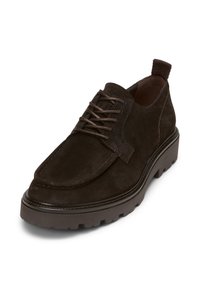 Chaussure en cuir suédé marron à lacets avec un bout arrondi, une semelle en caoutchouc épaisse et un détail de couture contrasté. Comprend une languette sur le talon.