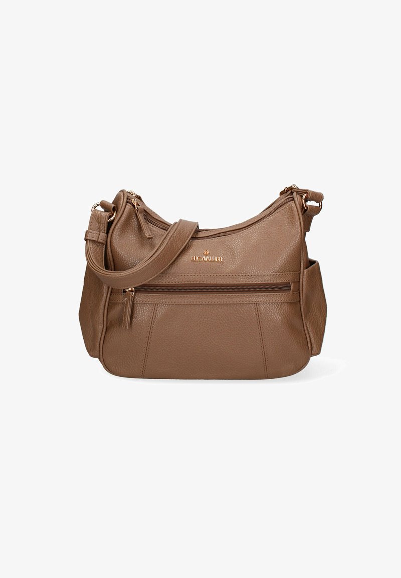 Borsa a tracolla in pelle marrone con superficie texturizzata, tasca con cerniera davanti e tracolla regolabile. Presenta una forma curva e hardware in tonalità oro.