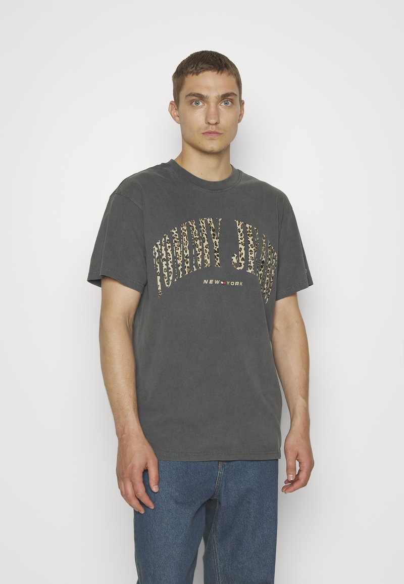 Tommy Jeans LEO COLLEGE TEE UNISEX Tricou cu imprimeu new charcoal