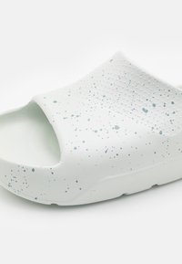 Jordan JORDAN POST SLIDE UNISEX - Sandalias planas - light silver/mica green