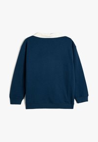 Sudadera azul marino con cuello crema, puños acanalados y dobladillo. Confeccionada en un tejido suave, presenta un corte holgado y ausencia de marcas visibles.