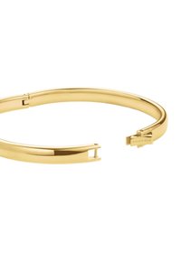 Bracelet en métal doré à la finition lisse et polie, doté d'un mécanisme d'ouverture simple et d'un détail de marque gravé.