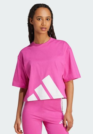 T-shirt cropped rosa con scollatura rotonda, caratterizzato da un motivo triangolare bianco sul fondo e maniche corte. Materiale in cotone morbido.