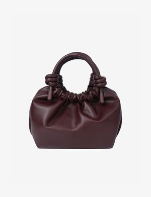 Sac à main en cuir bordeaux avec un haut froncé et des poignées nouées. Texture lisse avec une forme arrondie et un design minimaliste.