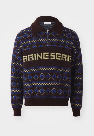 Πλεκτό πουλόβερ από σκούρο καφέ μάλλινο υλικό με κλείσιμο φερμουάρ στον γιακά. Διαθέτει πολύχρωμα γεωμετρικά σχέδια σε μπλε και κίτρινο, με το κείμενο 'MARINE SERRE' μπροστά.